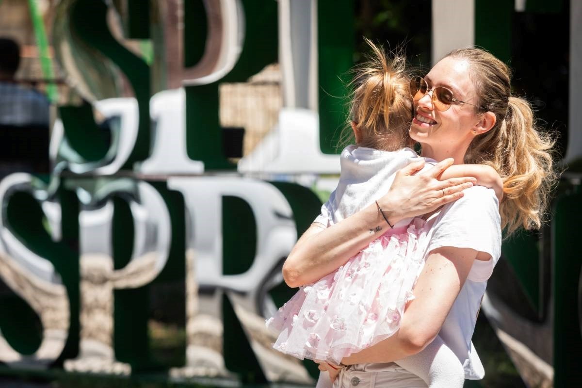 Hana Huljić-Grašo s djecom i mamom snimljena u šetnji Splitom