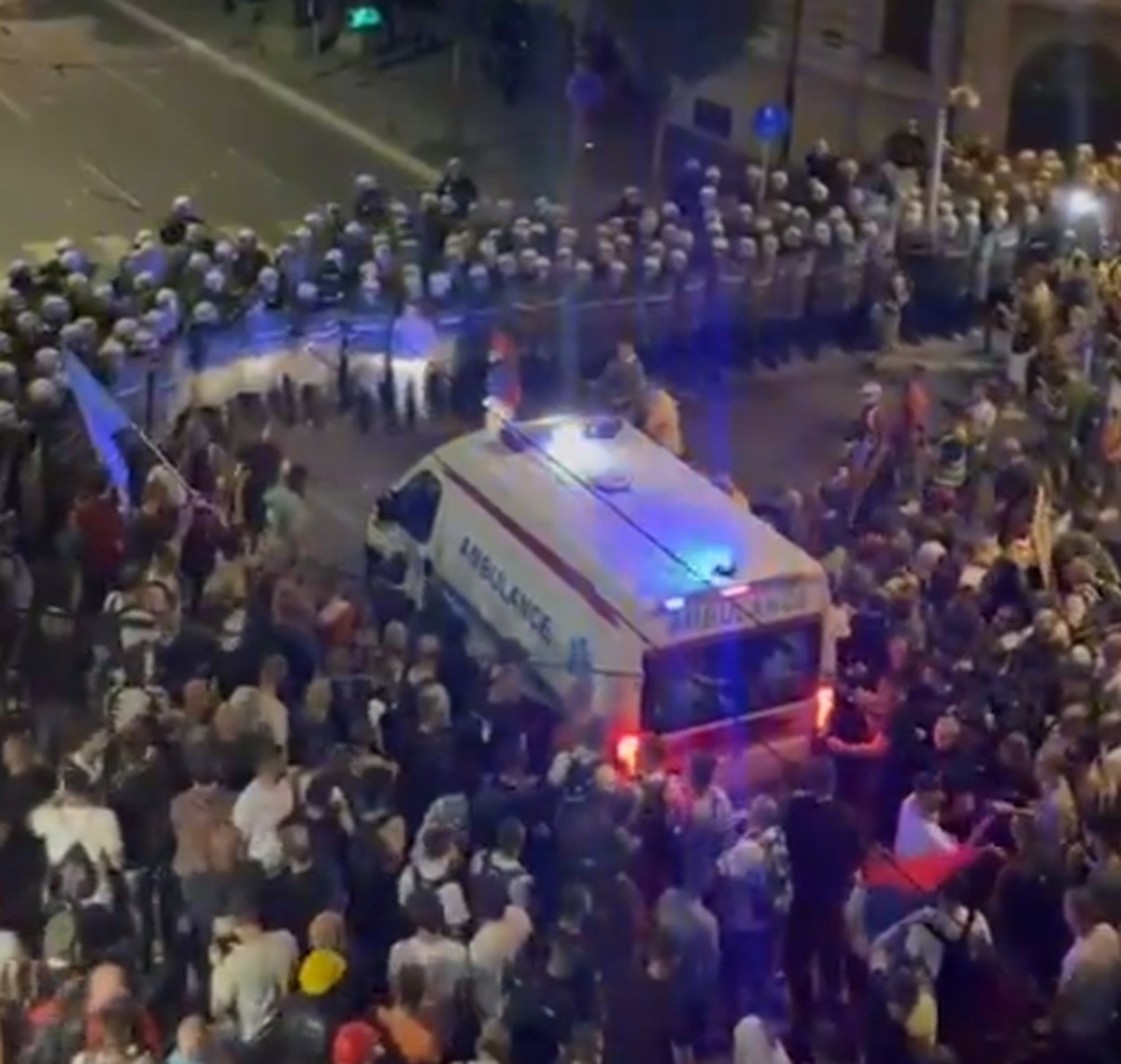 Šef policije tvrdi da prosvjednici nisu pustili Hitnu da prođe. Snimka ga demantira