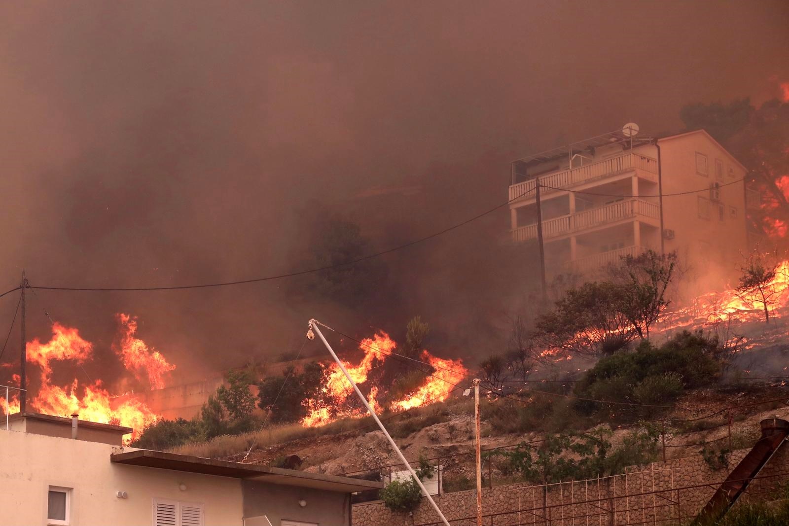 VIDEO Izgorjeli auti, oštećene kuće. Pao mrak, puno ljudi bez struje