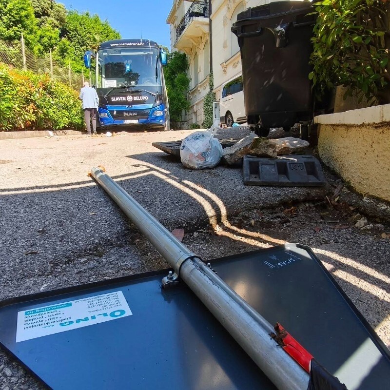 Policija privela navijače koji su noćas radili nerede pred hotelom igrača Slavena