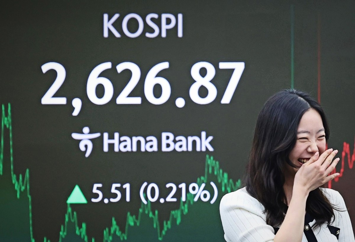 Rast azijskih dionica i nafte, dolar pada zbog slabljenja kreditnog rejtinga SAD-a