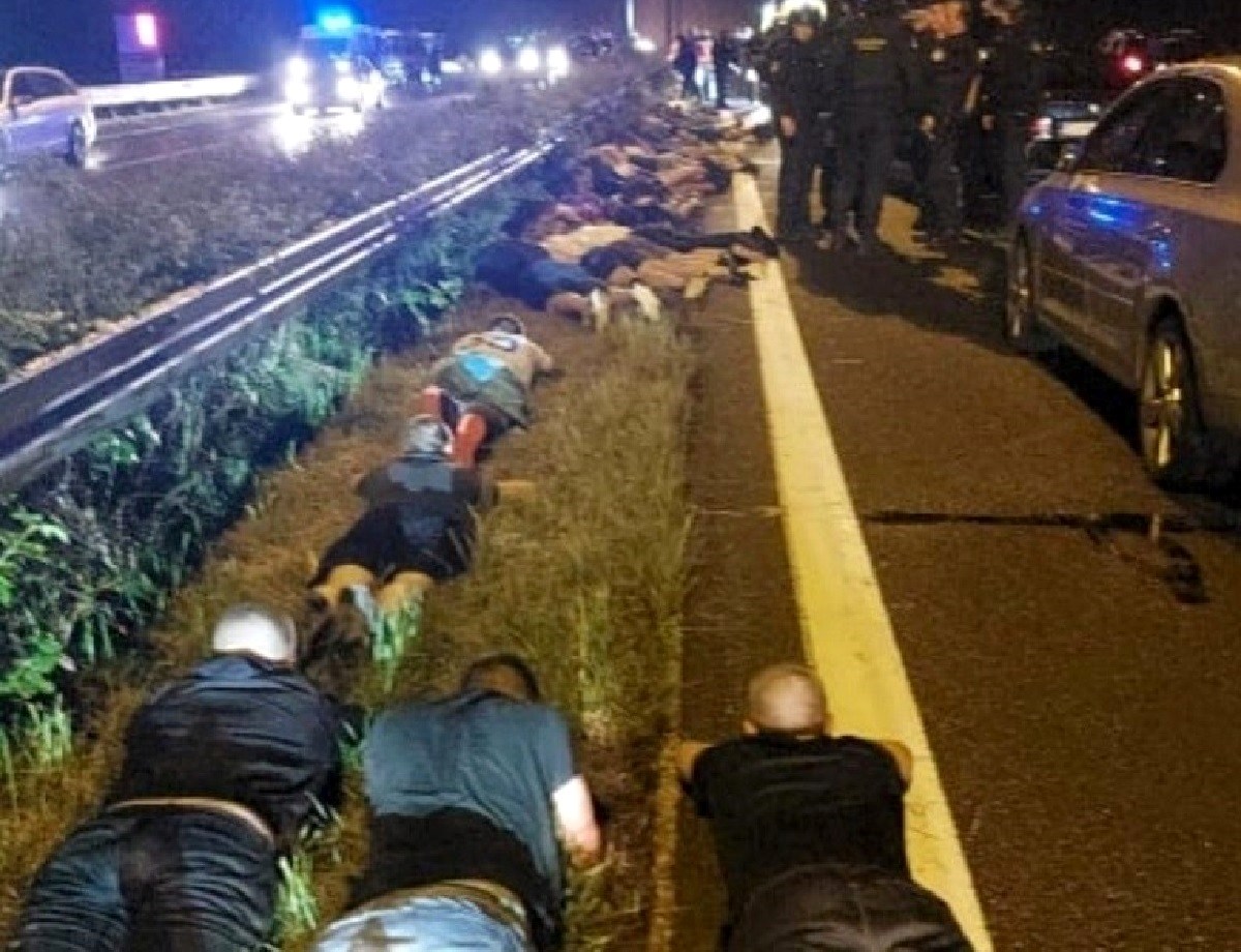 Policija objavila detalje: Tukle se stotine, 2 propucanih, 10 policajaca ozlijeđeno